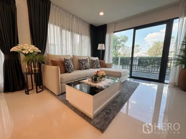 บ้าน ให้เช่าหรือขายในBang Phli, Samut Prakan - อีกมุมของห้องนั่งเล่นสว่าง โซฟาเข้ามุมและประตูกระจก