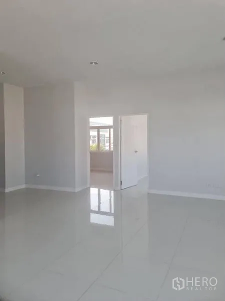 工厂 出租或出售在Lam Luk Ka, Pathum Thani - 开放办公区通向一间私密小房间。