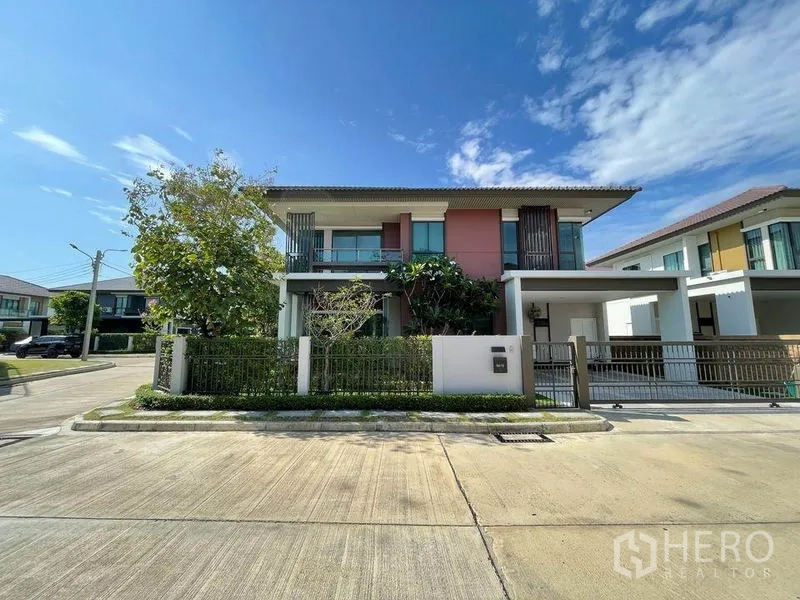 บ้าน ขายในPak Kret, Nonthaburi - มุมมองหน้าบ้านเดี่ยวสองชั้นสมัยใหม่ ภายในหมู่บ้านรั้วรอบขอบชิด