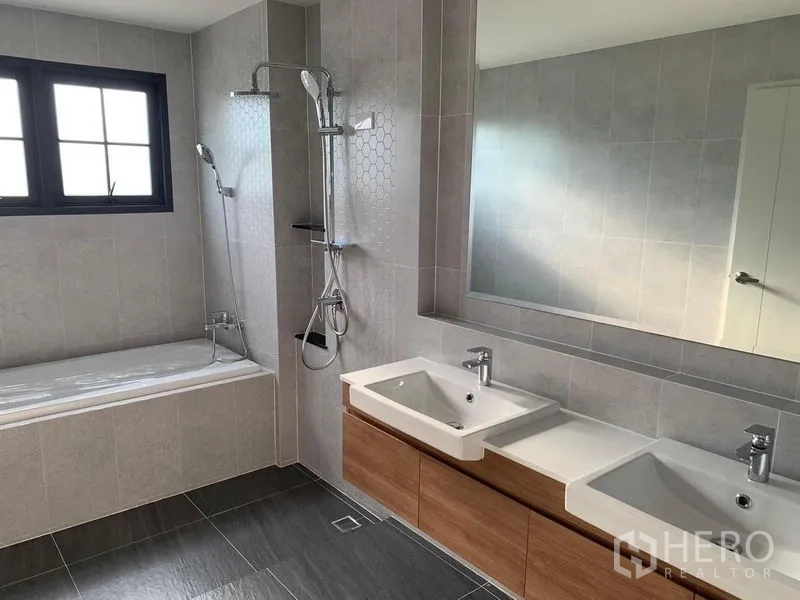 บ้าน ให้เช่าหรือขายในBang Phli, Samut Prakan - ห้องน้ำสมัยใหม่ มีอ่างอาบน้ำ ฝักบัวเรนชาวเวอร์ และอ่างล้างหน้าคู่