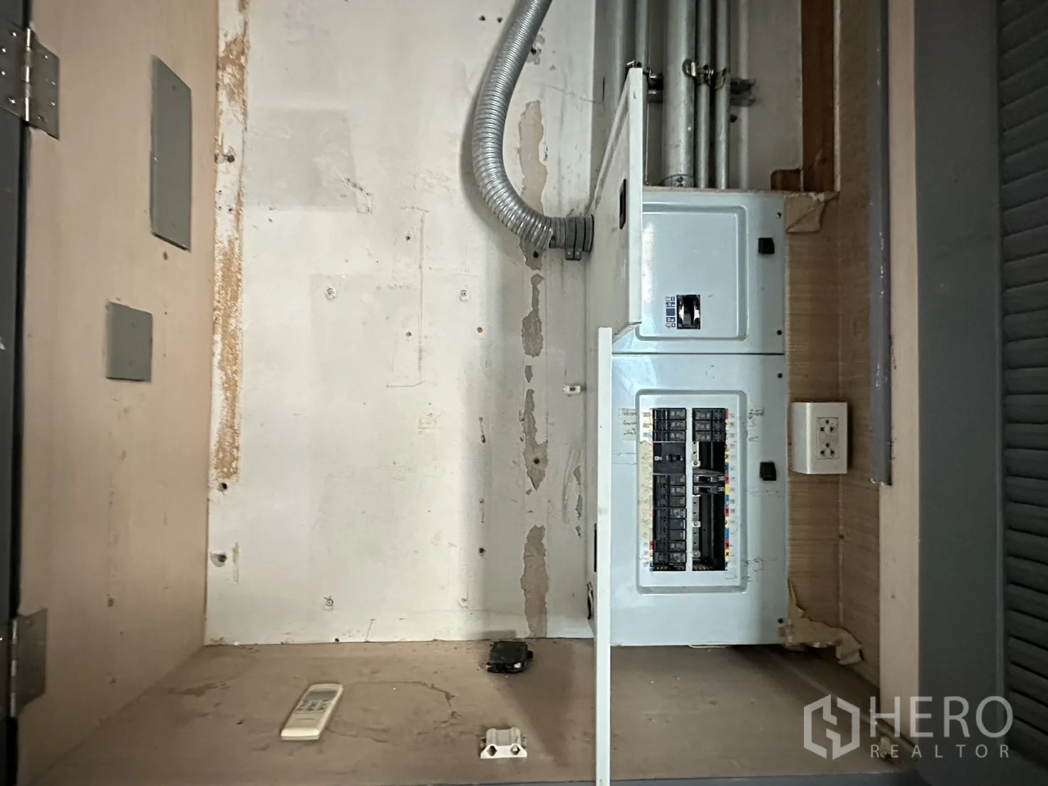 พื้นที่ขายของ for rent in Watthana, Bangkok - ห้องเก็บของมีชั้นวาง ไฟสปอตไลท์ และพื้นกระเบื้องสีเทา.