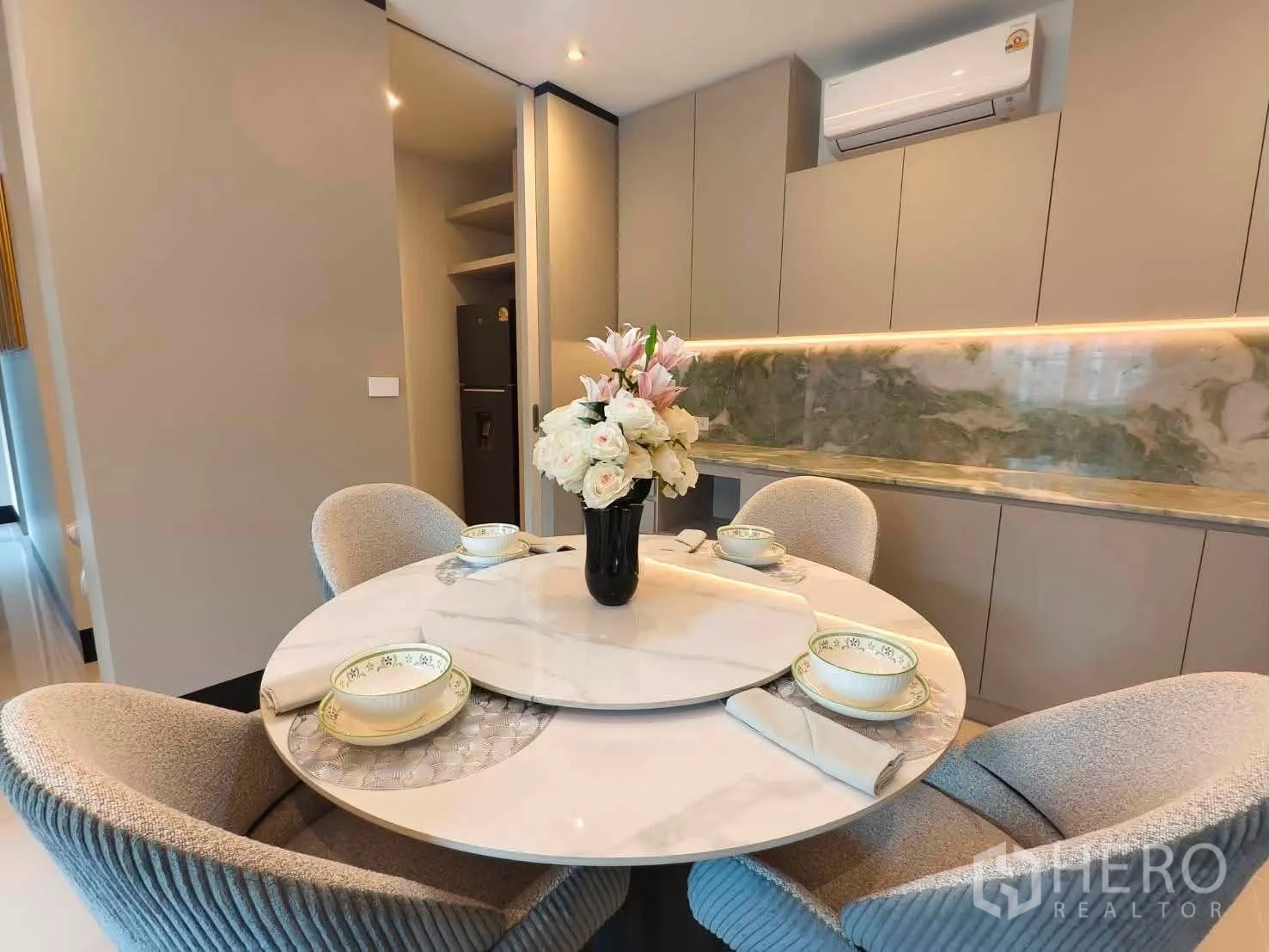 บ้านเดี่ยว for rent in Bang Phli, Samut Prakan - มุมทานอาหารพร้อมตู้เก็บของและแสงไฟซ่อน.