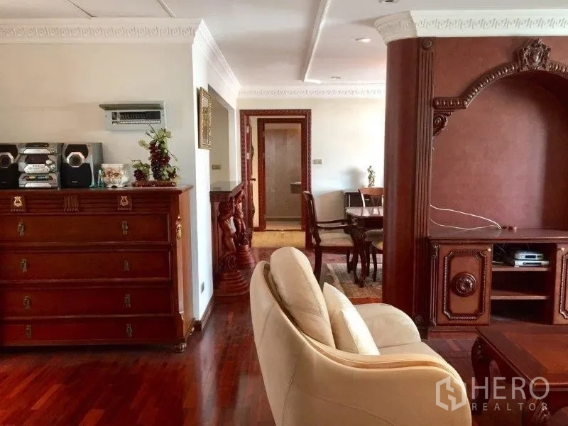 Condominium for rent or sale in Pathum Wan, Bangkok - Open-plan view from the living room toward the hallway and dining area with polished wood floors.