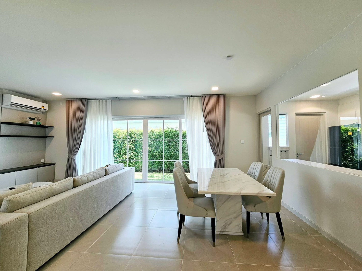 บ้าน ให้เช่าในBang Phli, Samut Prakan - พื้นที่นั่งเล่นโอเพนสเปซ ทีวีติดผนัง โซฟารูปตัวแอล และชุดทานอาหาร