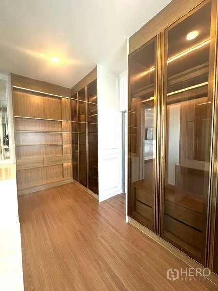 独立式住宅 出租在Bang Phli, Samut Prakan - 定制步入式衣帽间，玻璃门衣柜与木质搁架
