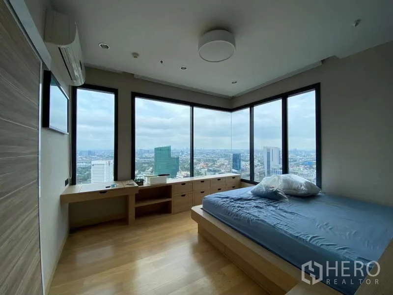 公寓 出租或出售在Chatuchak, Bangkok - 转角主卧，环幕窗与平台床，享全景城市视野。