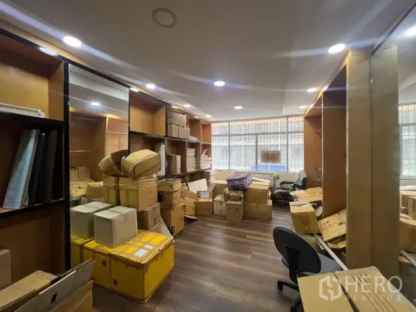 อาคารพาณิชย์ ให้เช่าหรือขายในWatthana, Bangkok - ห้องเก็บของชั้นบนมีชั้นวาง กล่อง พื้นไม้ และหน้าต่างเหล็กดัด.