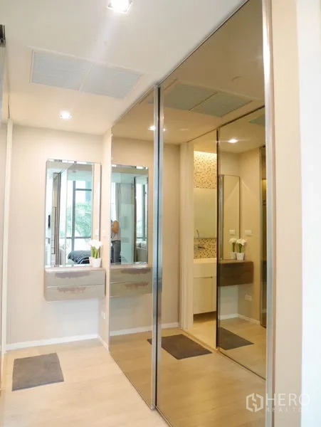 公寓 出租在Watthana, Bangkok - 走廊设镜面衣柜与梳妆角