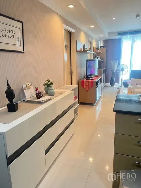 คอนโด ขายในWatthana, Bangkok - โถงนั่งเล่นสว่างไสว มีชั้นวางทีวี ชั้นลอย และพื้นกระเบื้องเงาในคอนโด เขตวัฒนา