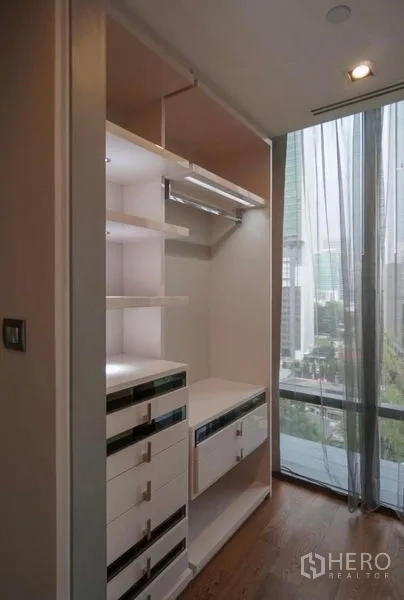 คอนโด ให้เช่าในSathon, Bangkok - ห้องแต่งตัวแบบวอล์กอิน ชั้นวาง ลิ้นชัก และราวแขวนใกล้หน้าต่าง