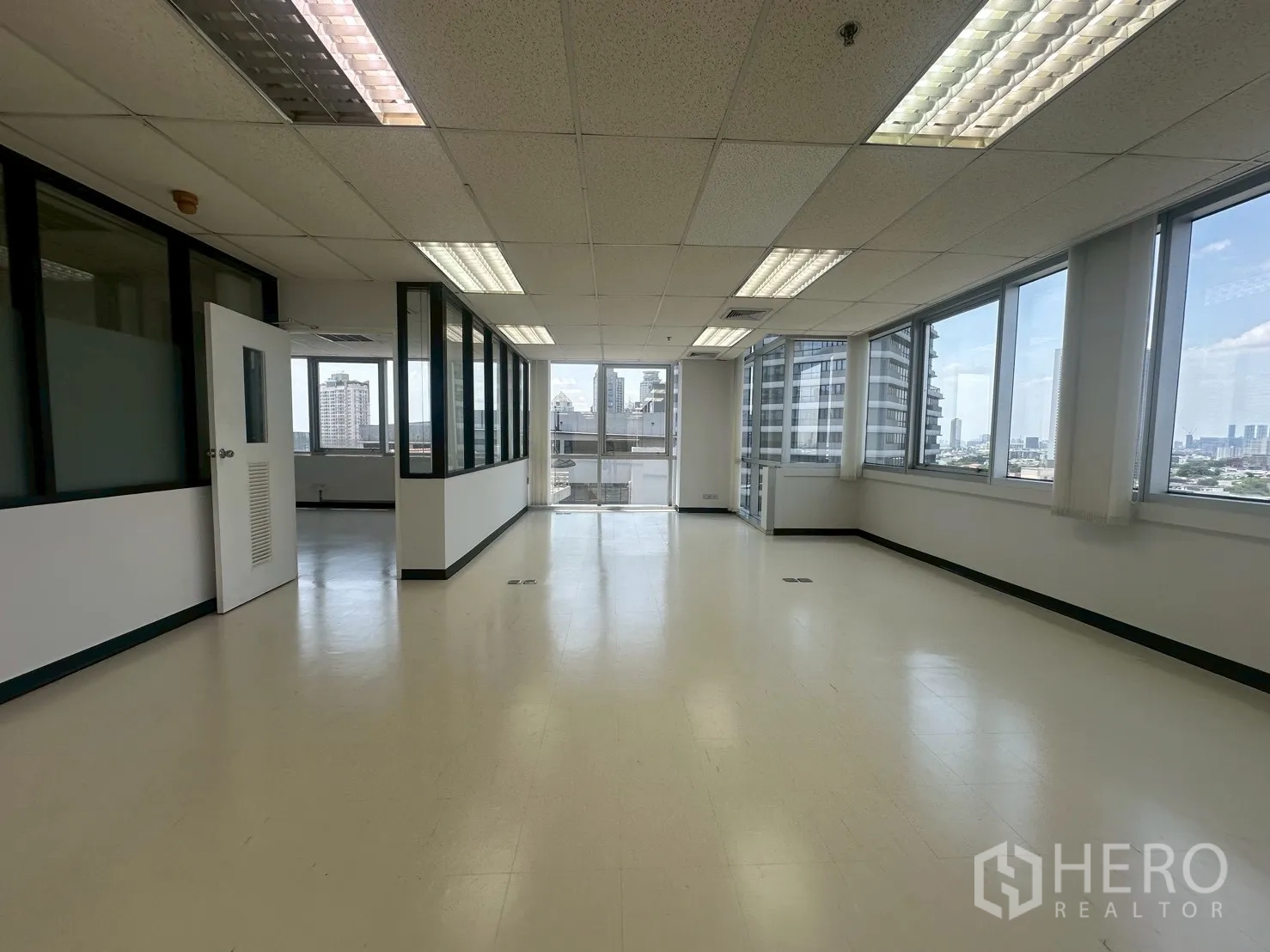 办公空间 出租 - 采光充足的办公区，转角窗与尽头玻璃门，眺望城市景观。