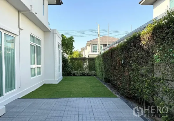独立式住宅 出租在Prawet, Bangkok - 铺砖露台与房屋侧边草地