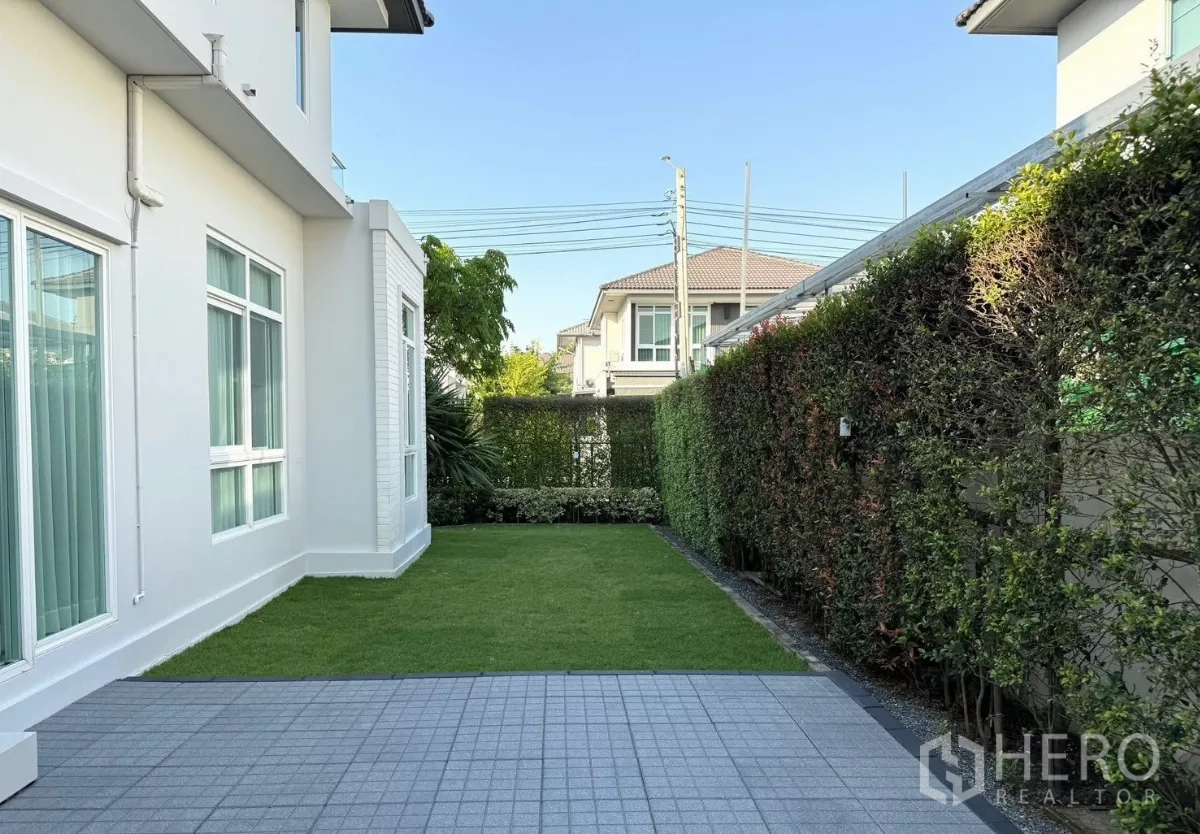 独立式住宅 出租在Prawet, Bangkok - 铺砖露台与房屋侧边草地