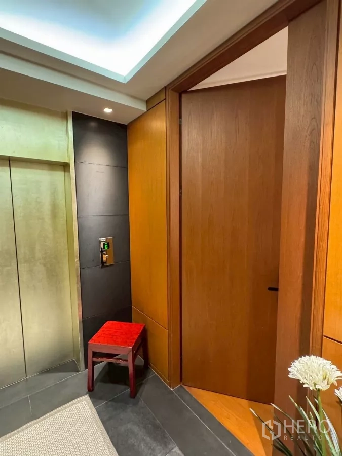 公寓 出租在Sathon, Bangkok - 入户私家电梯大堂，电梯门与实木入户门。
