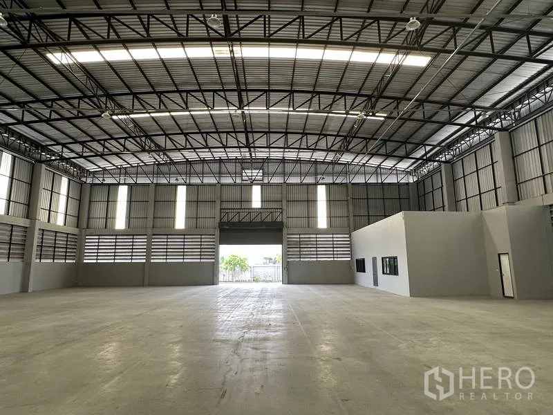 คลังสินค้า ให้เช่าในBang Phli, Samut Prakan - หน้าลานเปิดกว้าง ประตูม้วนขนาดใหญ่สำหรับโฟล์กลิฟต์ และทางเข้าออฟฟิศแยก