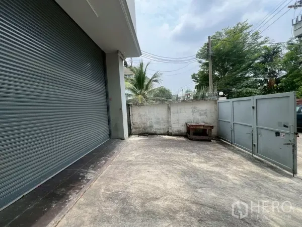 คลังสินค้า ให้เช่าในPhra Khanong, Bangkok - ลานโหลดสินค้าแบบส่วนตัว มีประตูเหล็กคู่และประตูม้วนขนาดใหญ่