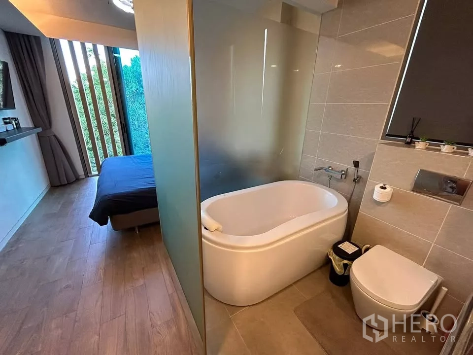 公寓 出租在Watthana, Bangkok - 套卫配独立浴缸、坐厕与磨砂隔断