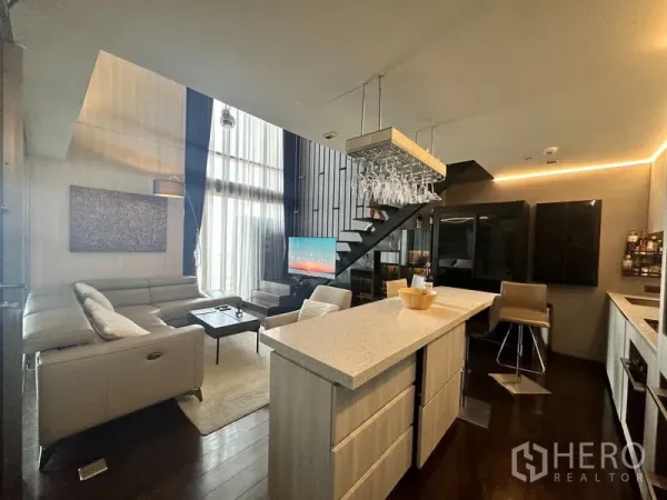 公寓 出售在Watthana, Bangkok - 挑高客厅与开放式岛台厨房，楼梯与落地窗一体的复式公寓