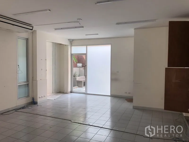 带办公室的家 出租在Wang Thonglang, Bangkok - 宽敞瓷砖工作区，推拉磨砂门通向小露台。