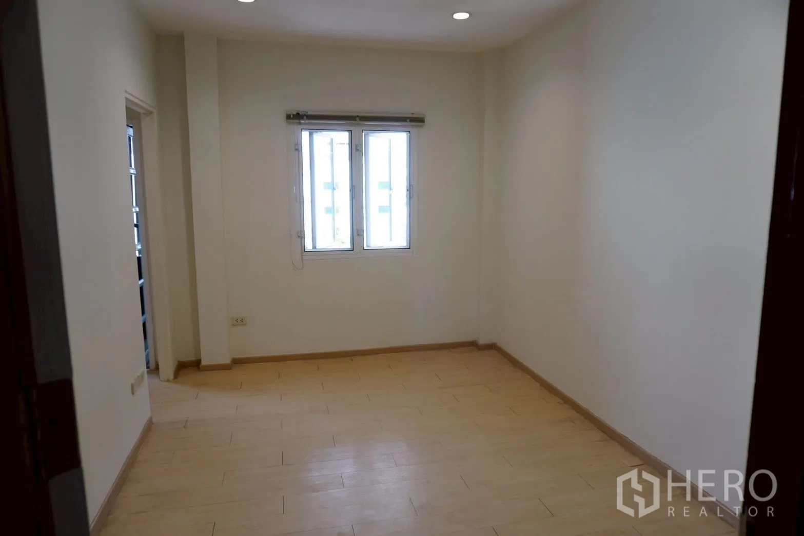 带办公室的家 for rent in Watthana, Bangkok - 宽敞素色房间，单窗与浅色瓷砖地。