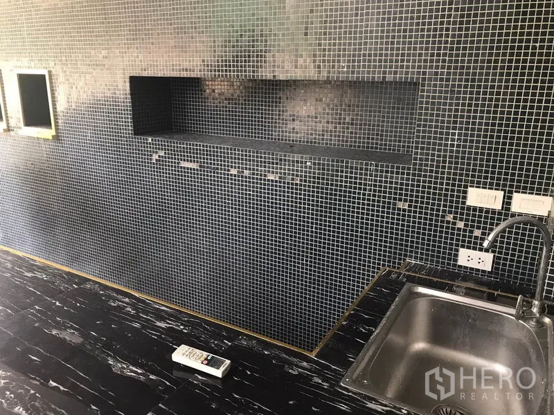 Retail Space for rent in Watthana, Bangkok - Mosaic-tiled wall with recessed shelf, power outlets, and a stainless sink.