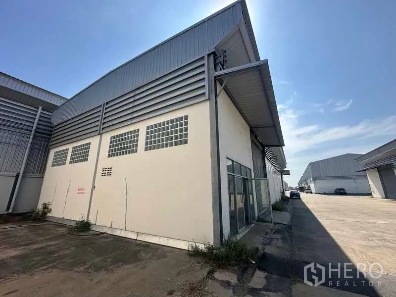 คลังสินค้า ให้เช่าในBang Bua Thong, Nonthaburi - มุมอาคารโกดัง ผนังกระจกบล็อกและกันสาดโลหะ