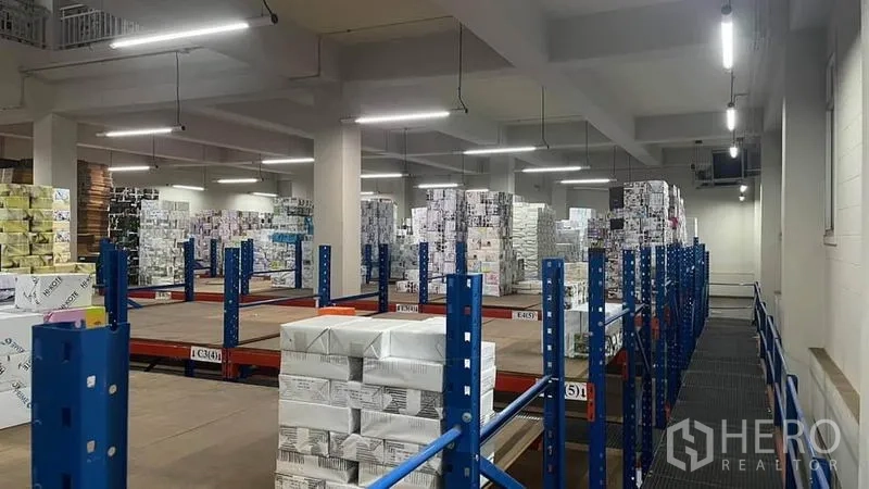 Warehouse for sale in Bangkok Yai, Bangkok - Raised mezzanine platform with blue steel racking and grated walkway.