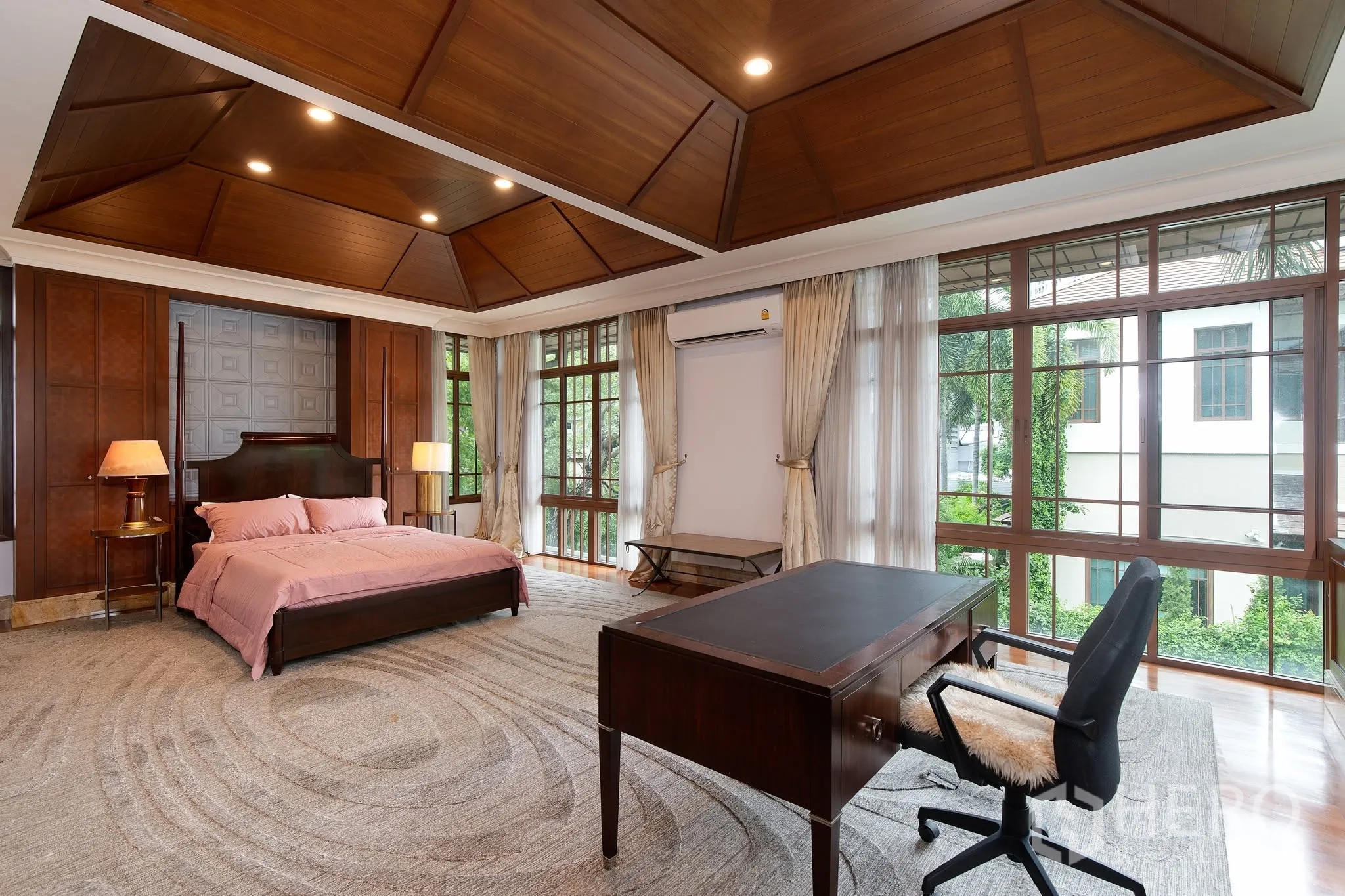 บ้านเดี่ยว for rent or sale in Watthana, Bangkok - ห้องนอนใหญ่มีโต๊ะทำงานติดหน้าต่างสูง มองเห็นวิวสวน