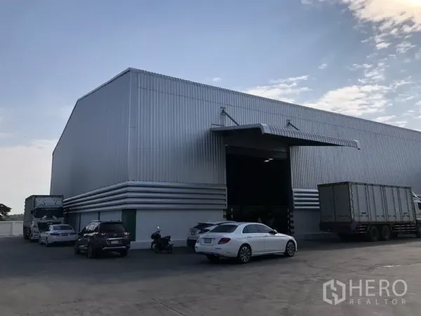 货栈 出租在Pathum Thani - 大型金属板外立面仓库，多个装卸口与充足停车场地