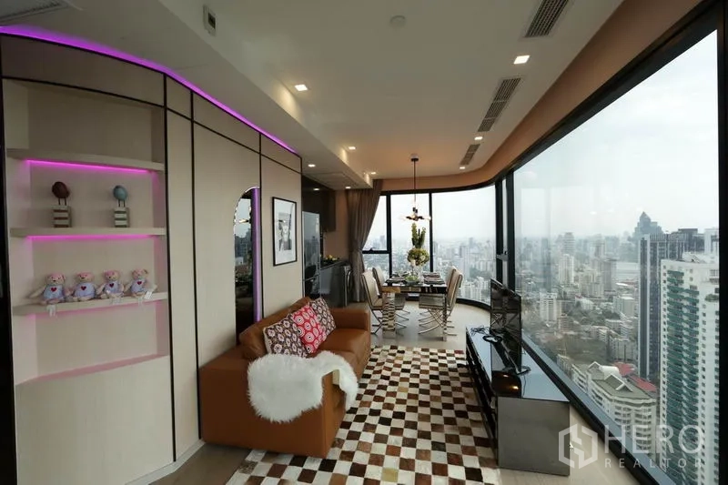 公寓 出租或出售在Watthana, Bangkok - 开放式客厅连餐区，弧形全景窗眺望阿索克。