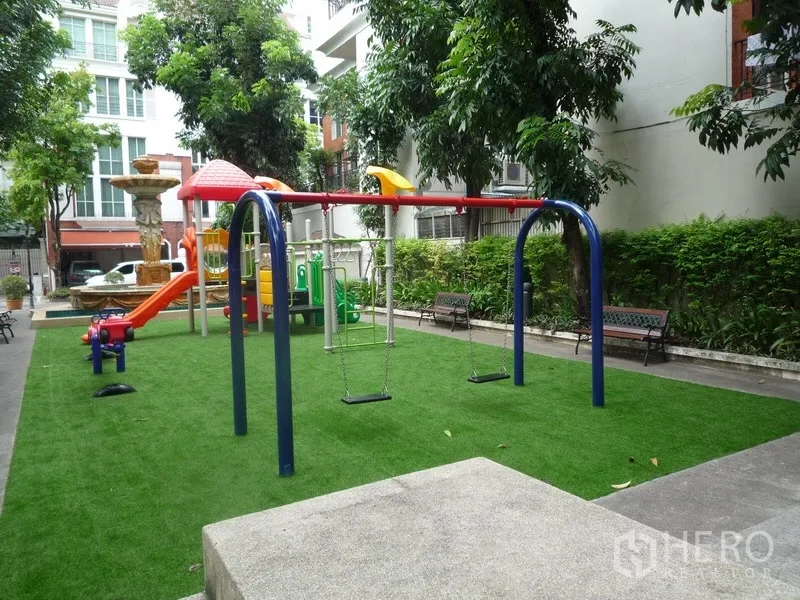 ทาวน์เฮาส์ ให้เช่าในKhlong Toei, Bangkok - สนามเด็กเล่นของโครงการ มีชิงช้า สไลเดอร์ ม้านั่ง และต้นไม้