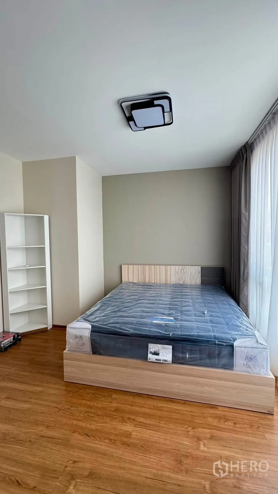 联排别墅 for rent in Bang Phli, Samut Prakan - 宽敞卧室，配双人床、大窗与白色书架。