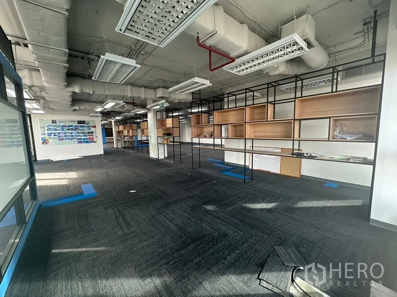 办公空间 出租在Bang Rak, Bangkok - 开放工作区，金属框木质置物架与地毯砖。