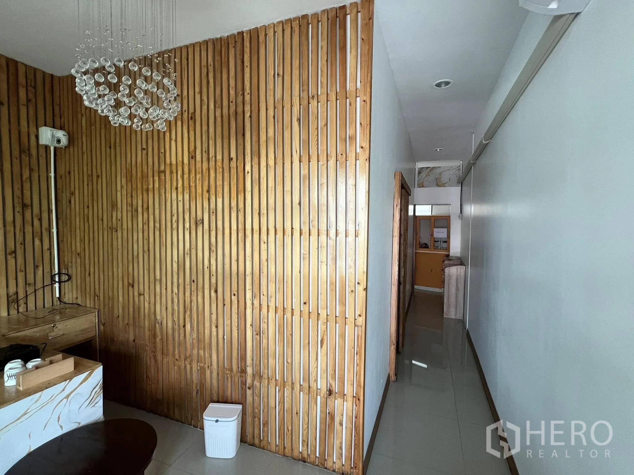 零售空间 for rent in Lat Phrao, Bangkok - 接待区带木栅格特色墙与走廊视角。