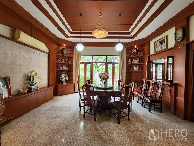 บ้าน ให้เช่าในPrawet, Bangkok - ห้องรับประทานอาหารฝ้าหลุม ตู้ชั้นไม้บิวต์อินและโต๊ะกลมติดกระจกมองสวน
