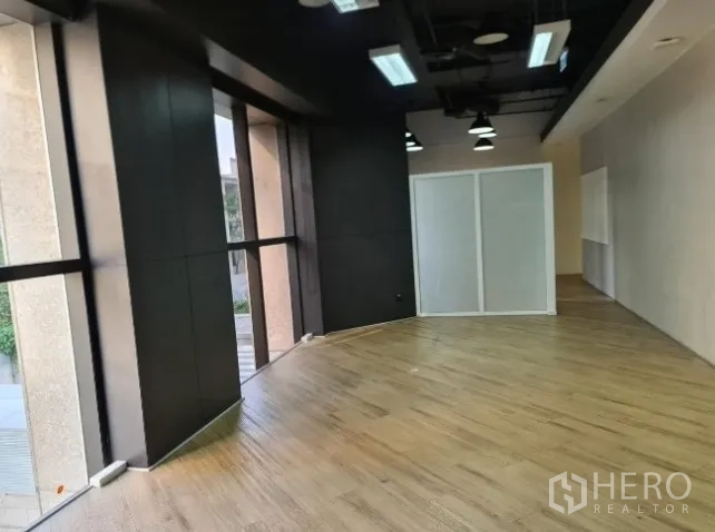 สำนักงาน ให้เช่า - พื้นที่เปิดโล่ง พื้นไม้ โค้งรับหน้าต่างบานใหญ่