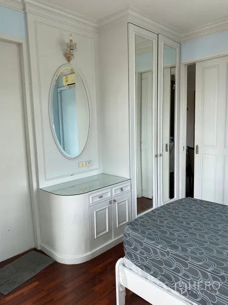 Condominium for rent in Ratchathewi, Bangkok - Guest bedroom corner with built-in dressing table and mirrored wardrobe.