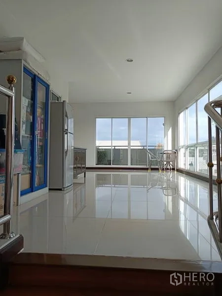 โรงงาน ขายในBan Phaeo, Samut Sakhon - ชั้นสำนักงานโปร่งสว่าง หน้าต่างกระจกเต็มบาน พื้นกระเบื้องเงาและมุมแพนทรี