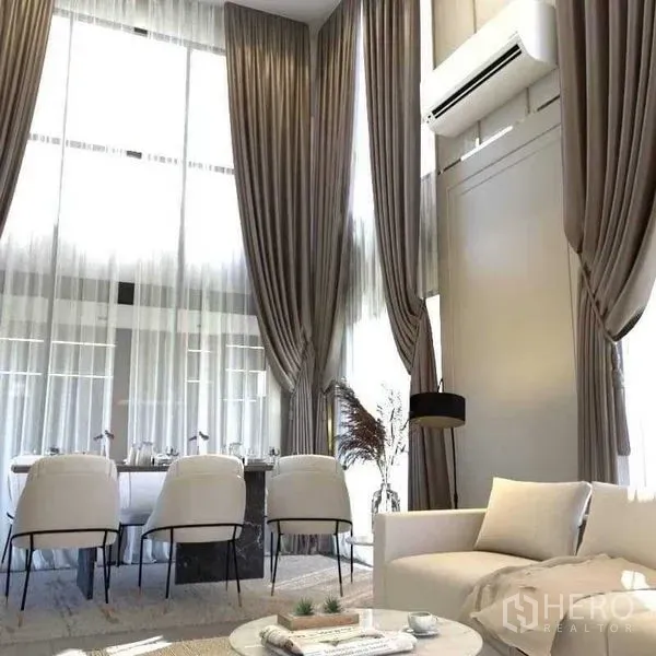 联排别墅 出售在Suan Luang, Bangkok - 客餐厅一体，超高层高、沙发与优雅窗帘。