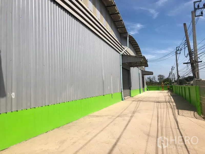 คลังสินค้า ให้เช่าในLat Krabang, Bangkok - ด้านนอกอาคารโกดังผนังเมทัลชีท มีช่องโหลดและทางรถบรรทุกกว้างย่านร่มเกล้า