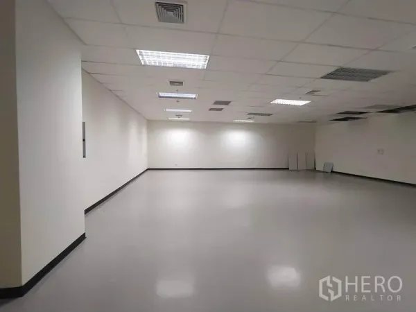 办公空间 出租在Bang Na, Bangkok - 大型空房办公室，白色墙面与格栅天花，适合装修