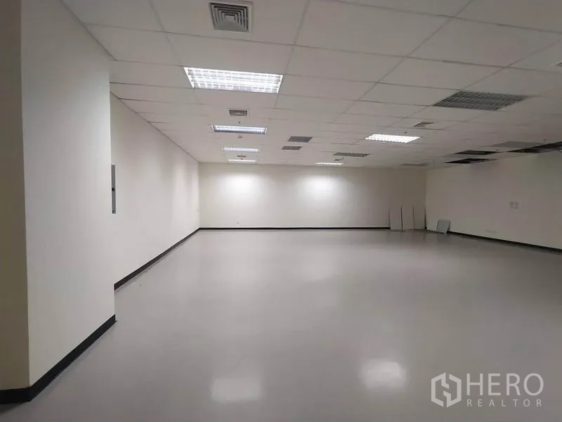 办公空间 出租在Bang Na, Bangkok - 大型空房办公室，白色墙面与格栅天花，适合装修