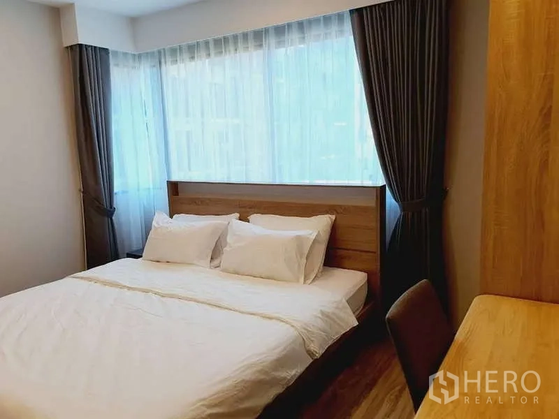 คอนโด ให้เช่าในSathon, Bangkok - ห้องนอนมุมอาคาร หน้าต่างบานใหญ่ เตียงคู่ และผ้าม่านเต็มความสูง