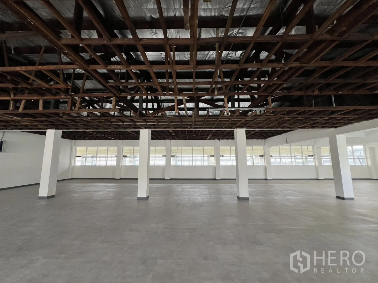 办公空间 出租在Watthana, Bangkok - 宽敞整层办公区，多个承重柱与未完成的天花框架。