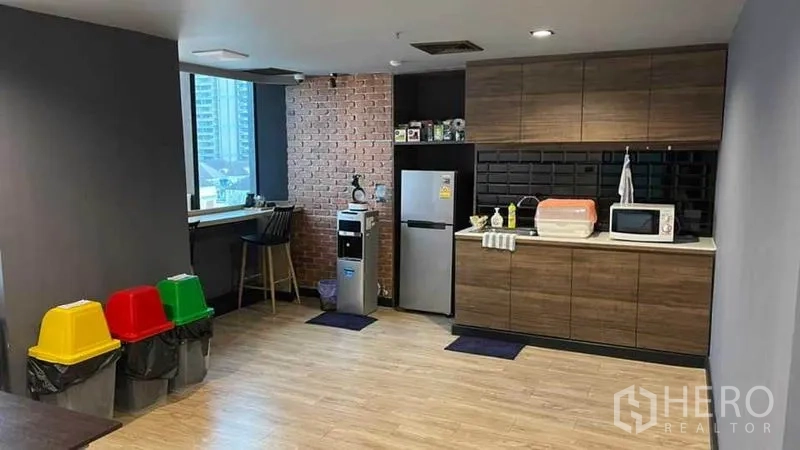 Office Space for rent in Khlong Toei, Bangkok - Pantry with built-in cabinets, refrigerator, microwave and a city-view counter.