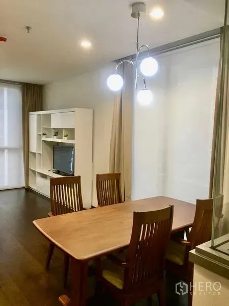 公寓 出租 - 餐区配四人木质餐桌与吊灯，临近大窗与电视柜。