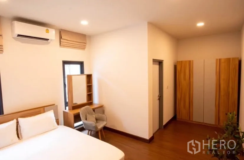 独立式住宅 出租在Bang Phli, Samut Prakan - 卧室视角，衣柜、梳妆台与窗户。