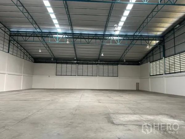 โรงงาน ให้เช่าในSi Racha, Chon Buri - พื้นคลังสินค้าแบบสแปนกว้าง ไฟไฮเบย์ และผนังบานเกล็ดสองด้าน