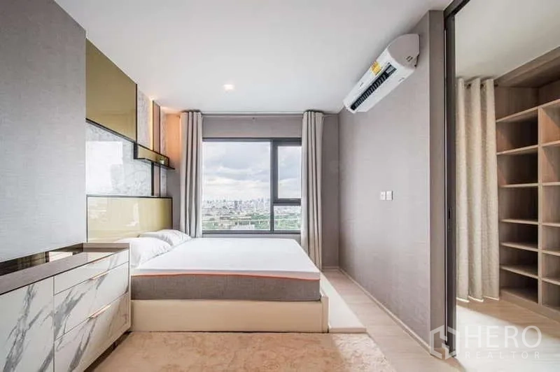公寓 出租或出售在Pathum Wan, Bangkok - 卧室配大窗城市景与步入式衣柜