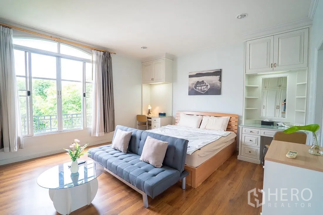 ทาวน์เฮาส์ for rent in Yan Nawa, Bangkok - ห้องนอนใหญ่สว่างไสว โซฟาปลายเตียง หน้าต่างเบย์ และพื้นไม้